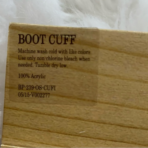 BEARPAW ladies tan 100% acrylic boot cuffs NWT one size - Picture 3 of 8